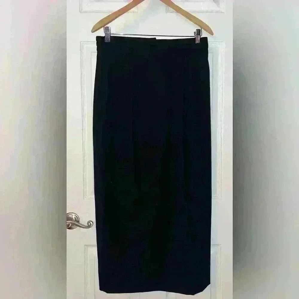 Vintage circa 92, wool blend black pencil skirt with pockets!! Size 12.